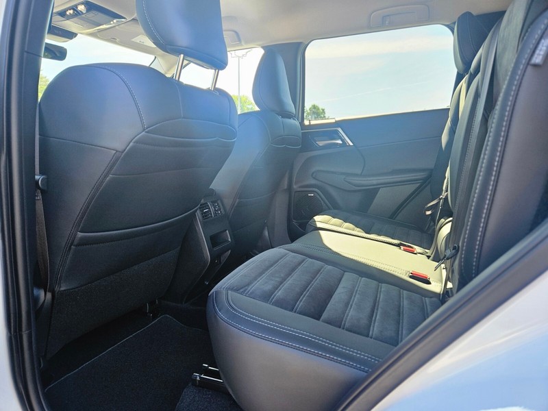 Mitsubishi Outlander Plug-In Hybrid Vehicle Full-screen Gallery Image 16