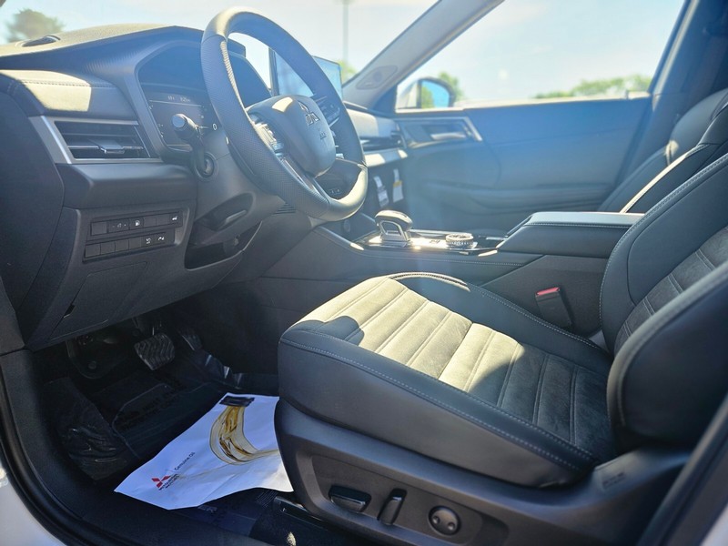 Mitsubishi Outlander Plug-In Hybrid Vehicle Full-screen Gallery Image 17
