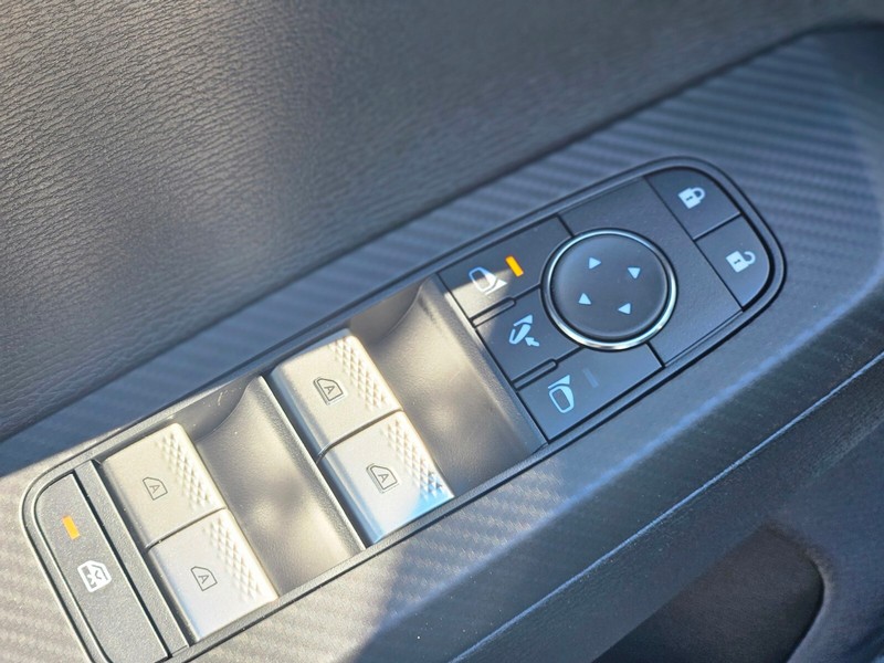 Mitsubishi Outlander Plug-In Hybrid Vehicle Full-screen Gallery Image 18
