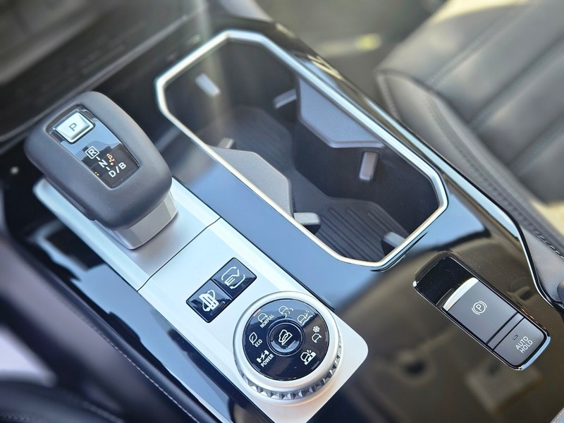 Mitsubishi Outlander Plug-In Hybrid Vehicle Full-screen Gallery Image 21