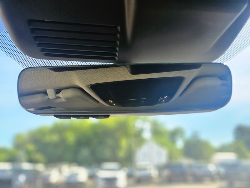 Mitsubishi Outlander Plug-In Hybrid Vehicle Full-screen Gallery Image 22