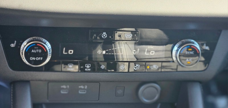 Mitsubishi Outlander Plug-In Hybrid Vehicle Full-screen Gallery Image 23