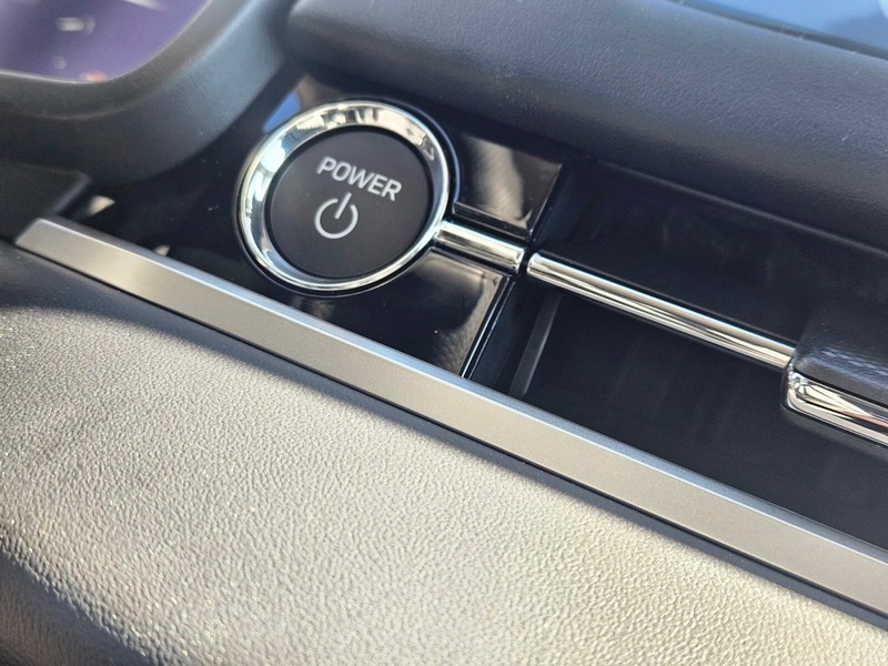 Mitsubishi Outlander Plug-In Hybrid Vehicle Full-screen Gallery Image 24