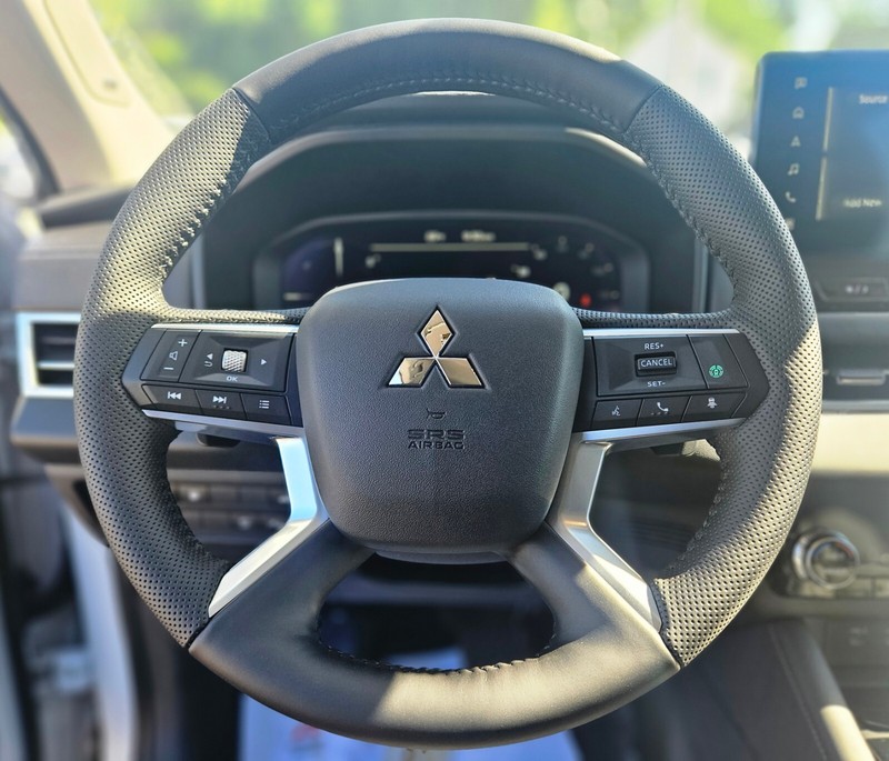 Mitsubishi Outlander Plug-In Hybrid Vehicle Full-screen Gallery Image 25