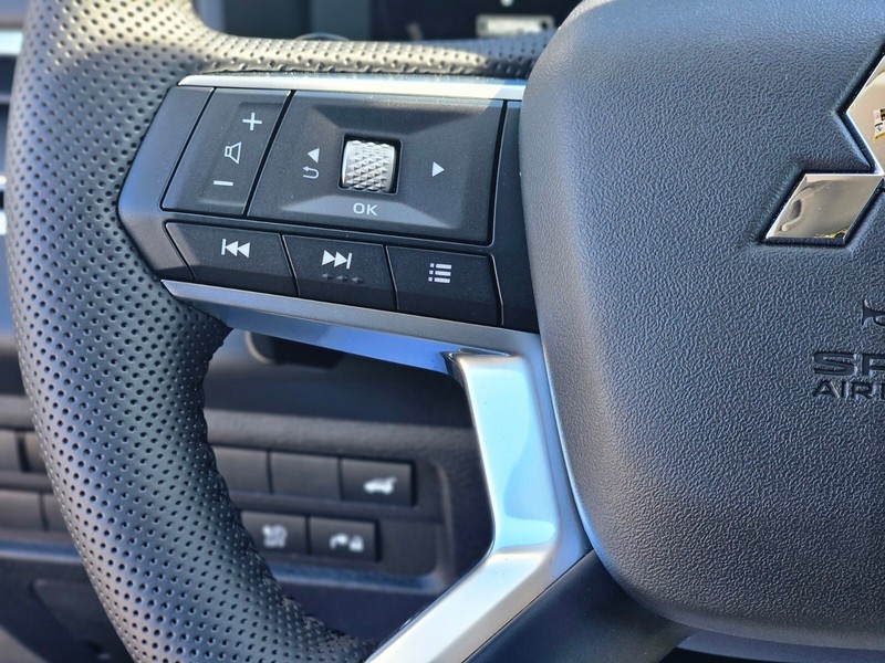 Mitsubishi Outlander Plug-In Hybrid Vehicle Full-screen Gallery Image 26