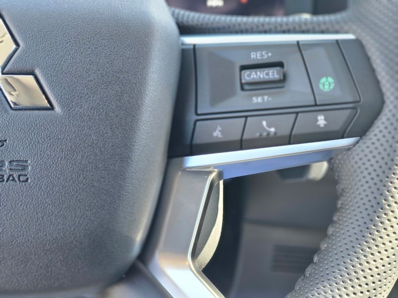 Mitsubishi Outlander Plug-In Hybrid Vehicle Full-screen Gallery Image 27