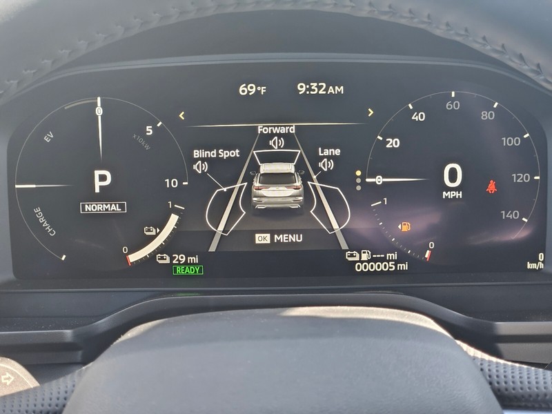 Mitsubishi Outlander Plug-In Hybrid Vehicle Full-screen Gallery Image 28