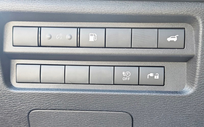 Mitsubishi Outlander Plug-In Hybrid Vehicle Full-screen Gallery Image 29
