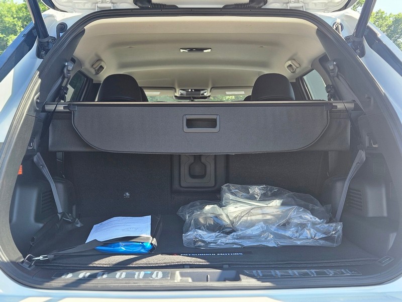 Mitsubishi Outlander Plug-In Hybrid Vehicle Full-screen Gallery Image 30