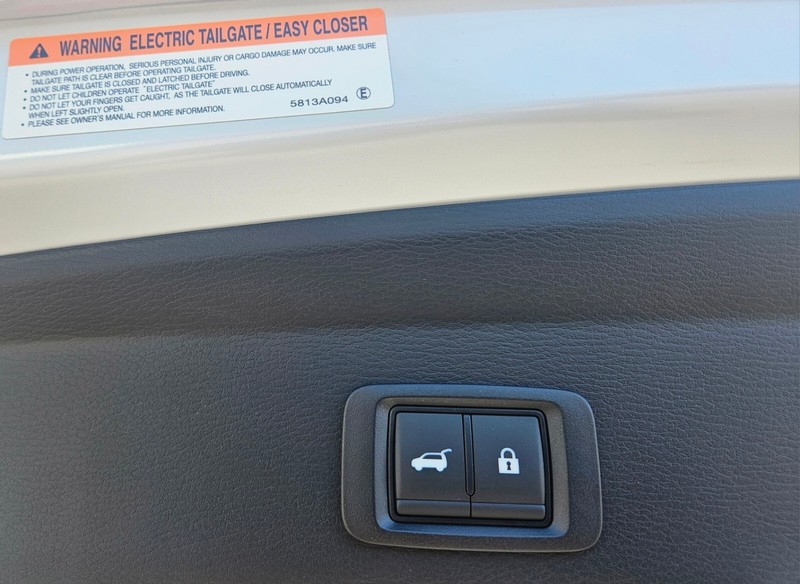 Mitsubishi Outlander Plug-In Hybrid Vehicle Full-screen Gallery Image 31