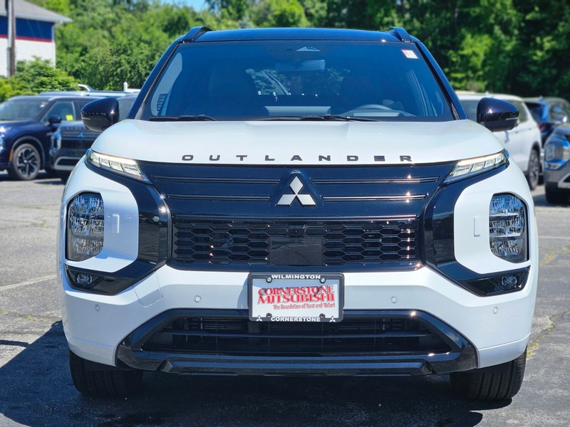 Mitsubishi Outlander Plug-In Hybrid Vehicle Full-screen Gallery Image 02
