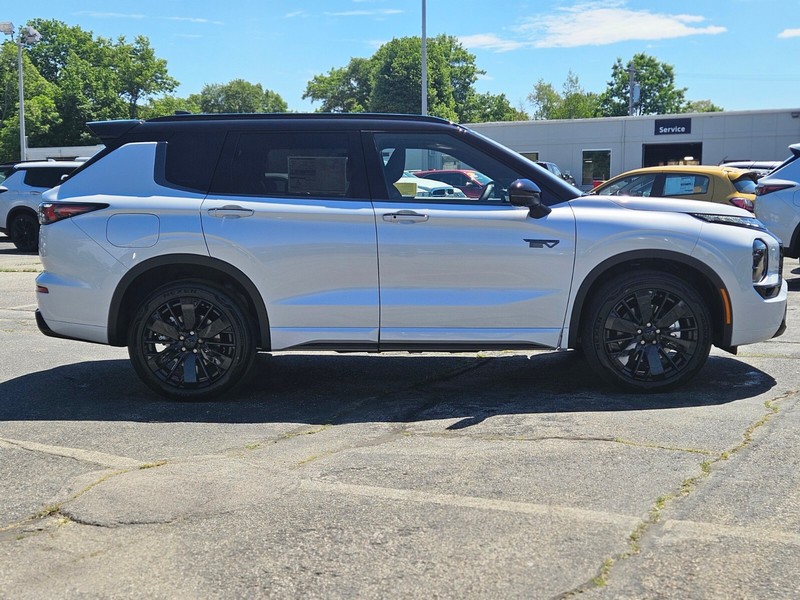 Mitsubishi Outlander Plug-In Hybrid Vehicle Full-screen Gallery Image 04