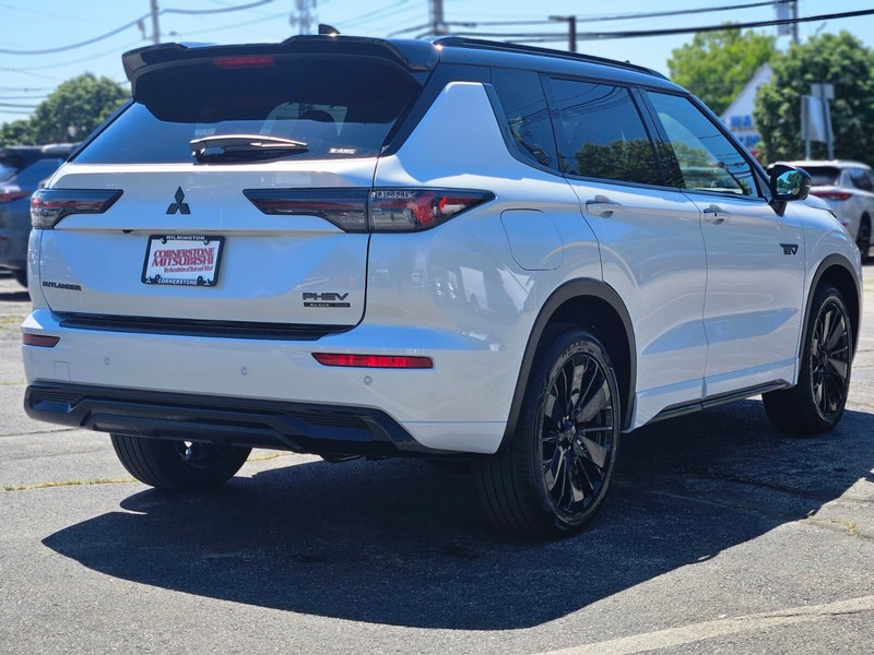 Mitsubishi Outlander Plug-In Hybrid Vehicle Full-screen Gallery Image 05