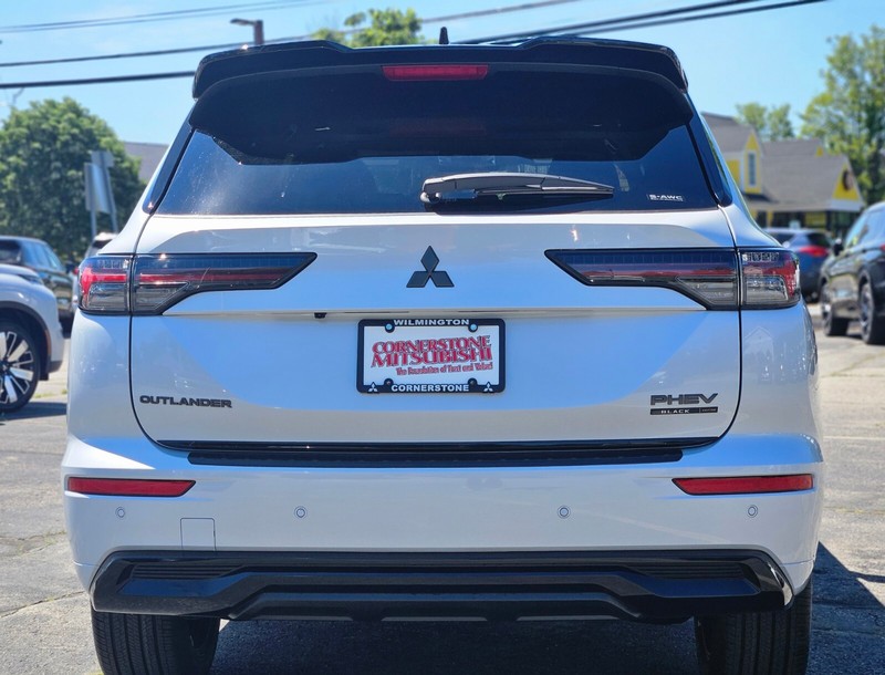 Mitsubishi Outlander Plug-In Hybrid Vehicle Full-screen Gallery Image 06
