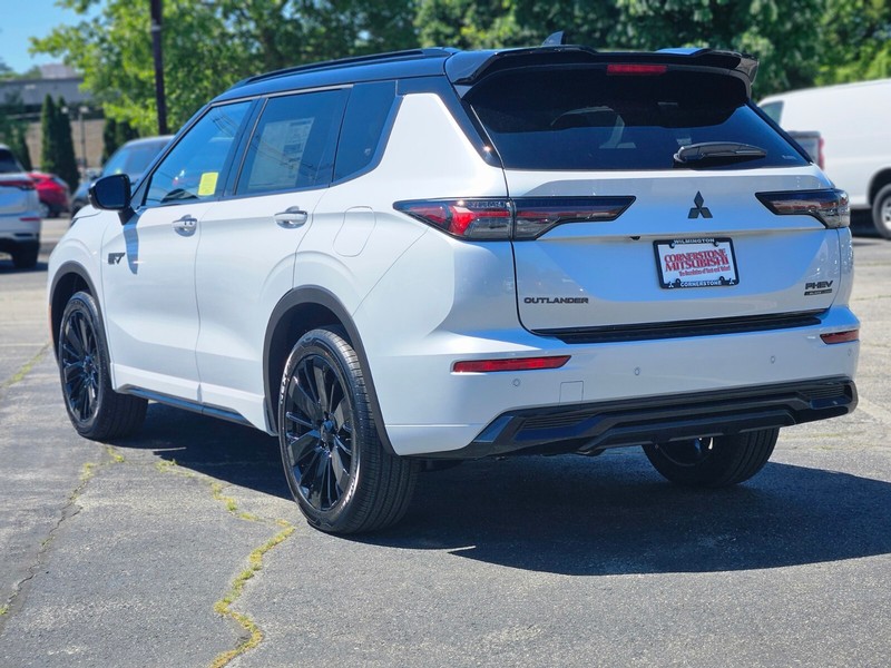 Mitsubishi Outlander Plug-In Hybrid Vehicle Full-screen Gallery Image 07
