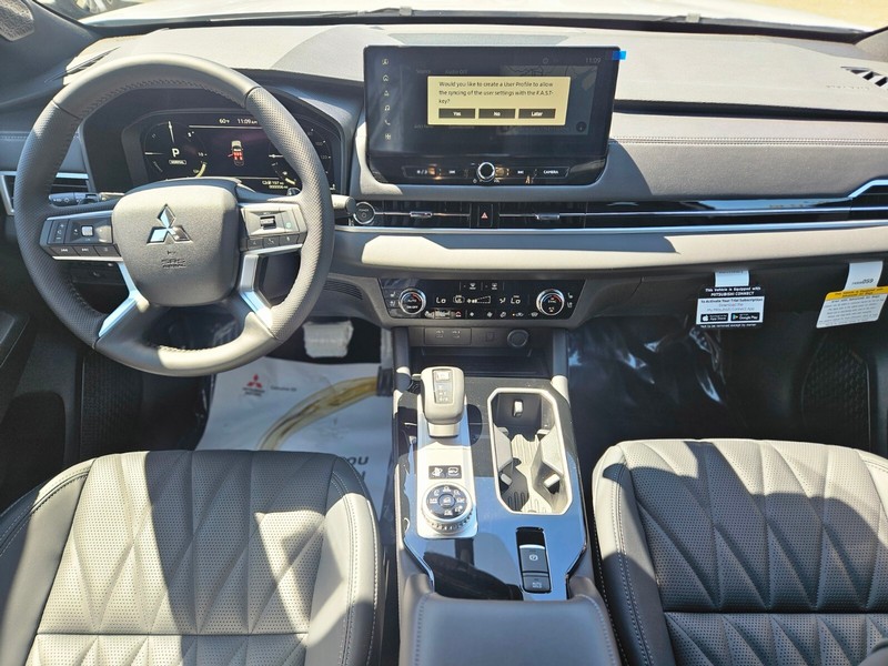 Mitsubishi Outlander Plug-In Hybrid Vehicle Full-screen Gallery Image 10