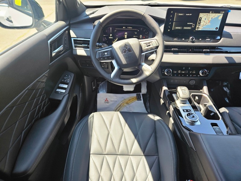 Mitsubishi Outlander Plug-In Hybrid Vehicle Full-screen Gallery Image 11