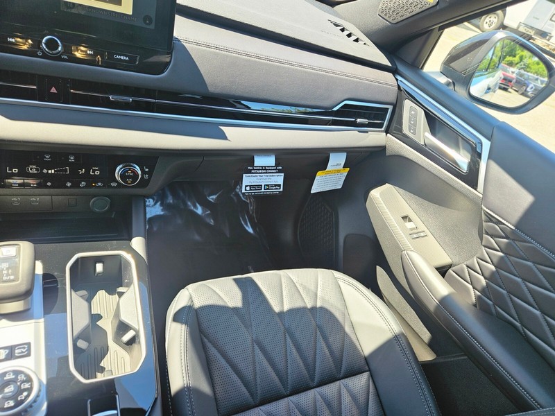 Mitsubishi Outlander Plug-In Hybrid Vehicle Full-screen Gallery Image 12