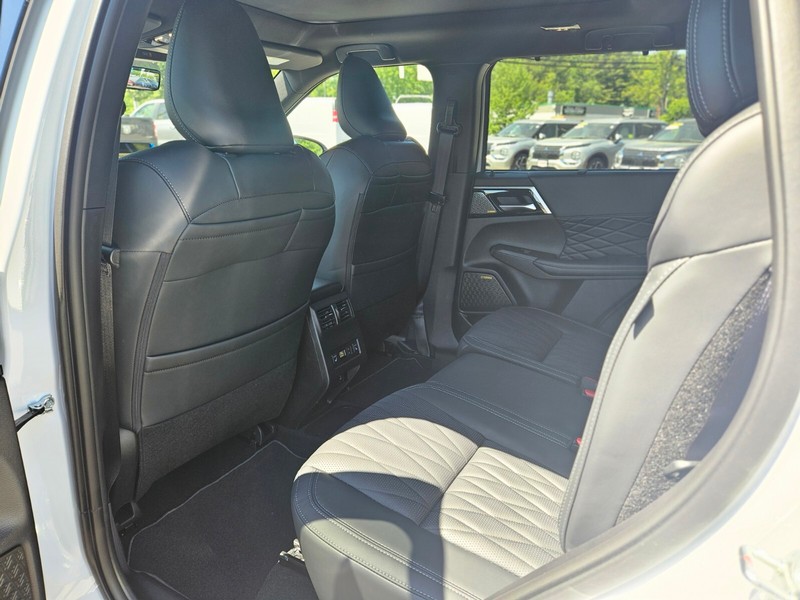 Mitsubishi Outlander Plug-In Hybrid Vehicle Full-screen Gallery Image 13