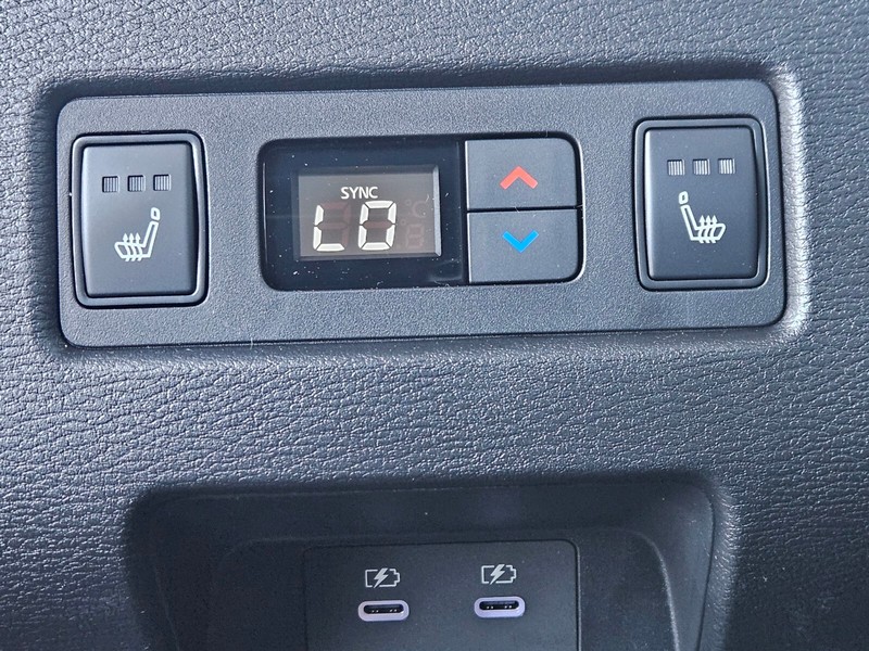 Mitsubishi Outlander Plug-In Hybrid Vehicle Full-screen Gallery Image 14