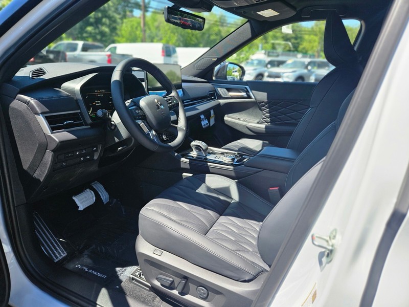 Mitsubishi Outlander Plug-In Hybrid Vehicle Full-screen Gallery Image 15
