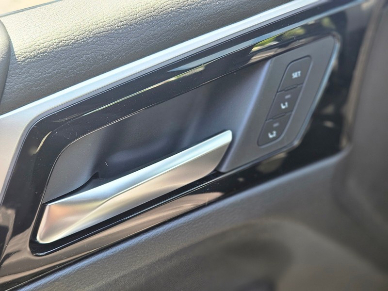 Mitsubishi Outlander Plug-In Hybrid Vehicle Full-screen Gallery Image 16