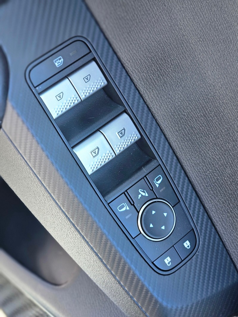 Mitsubishi Outlander Plug-In Hybrid Vehicle Full-screen Gallery Image 17