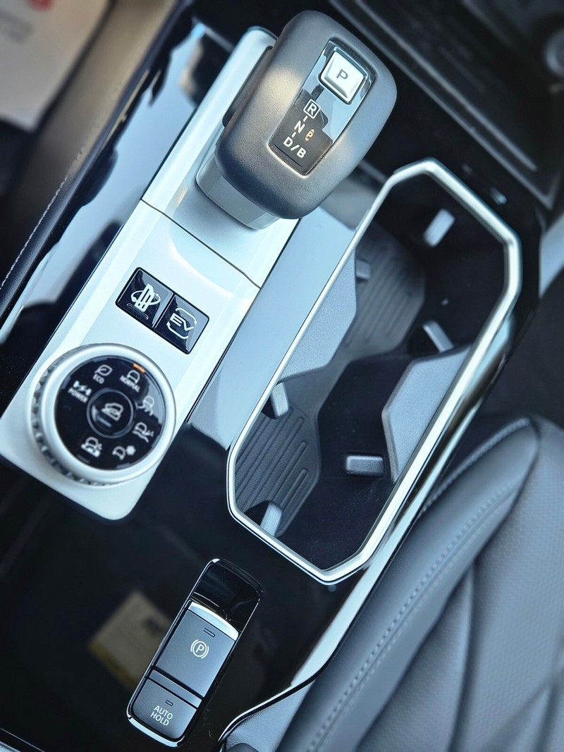 Mitsubishi Outlander Plug-In Hybrid Vehicle Full-screen Gallery Image 21