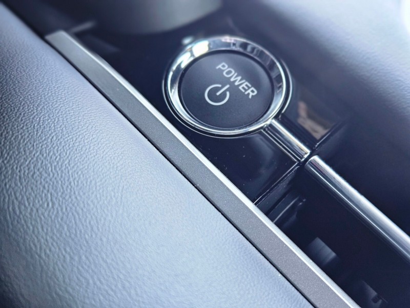 Mitsubishi Outlander Plug-In Hybrid Vehicle Full-screen Gallery Image 22