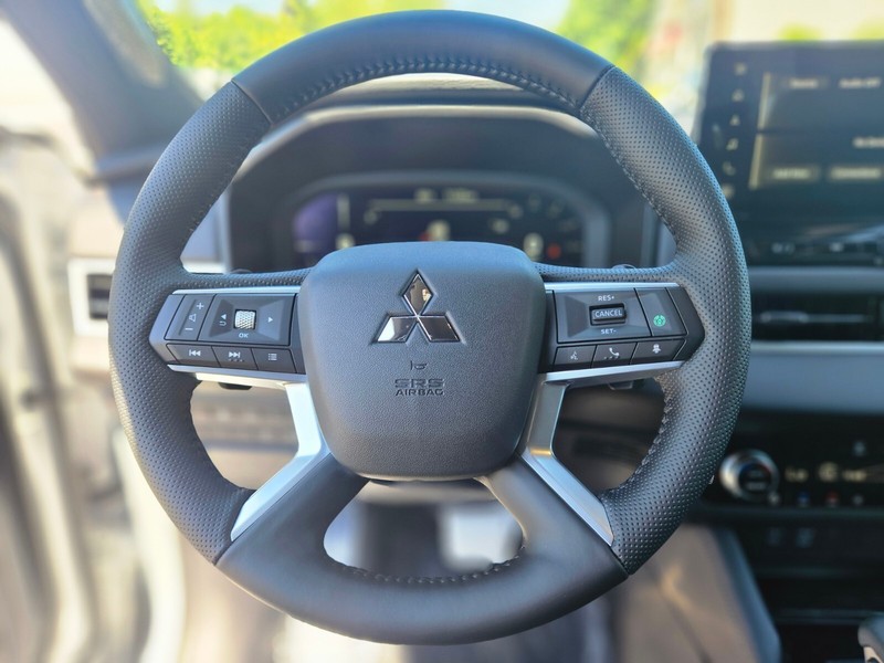 Mitsubishi Outlander Plug-In Hybrid Vehicle Full-screen Gallery Image 23