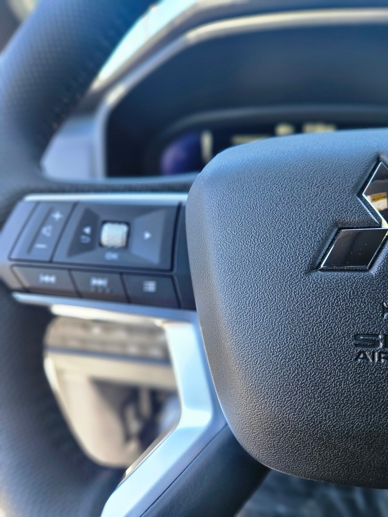 Mitsubishi Outlander Plug-In Hybrid Vehicle Full-screen Gallery Image 24