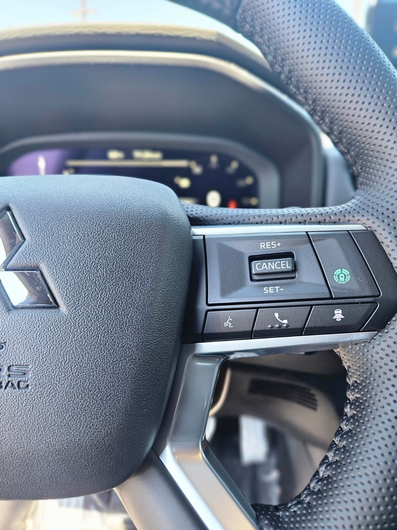 Mitsubishi Outlander Plug-In Hybrid Vehicle Full-screen Gallery Image 25