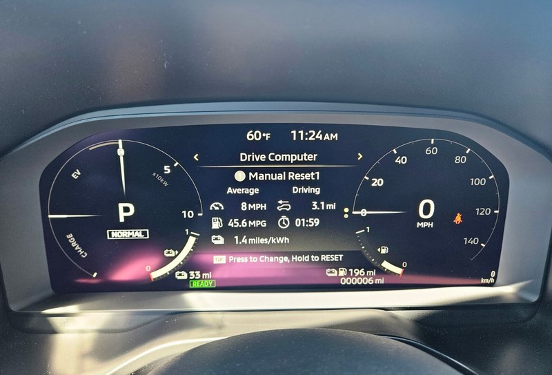 Mitsubishi Outlander Plug-In Hybrid Vehicle Full-screen Gallery Image 26