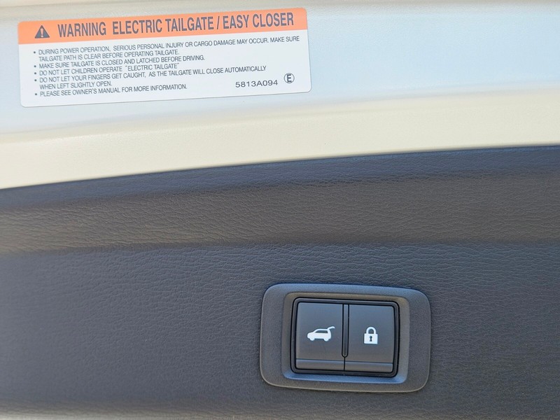 Mitsubishi Outlander Plug-In Hybrid Vehicle Full-screen Gallery Image 29
