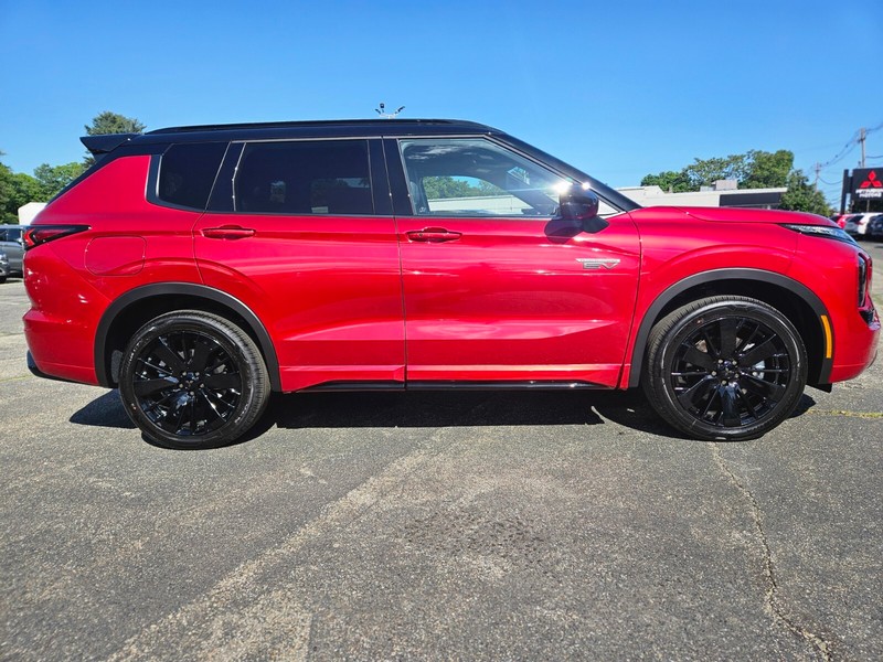 Mitsubishi Outlander Plug-In Hybrid Vehicle Full-screen Gallery Image 05