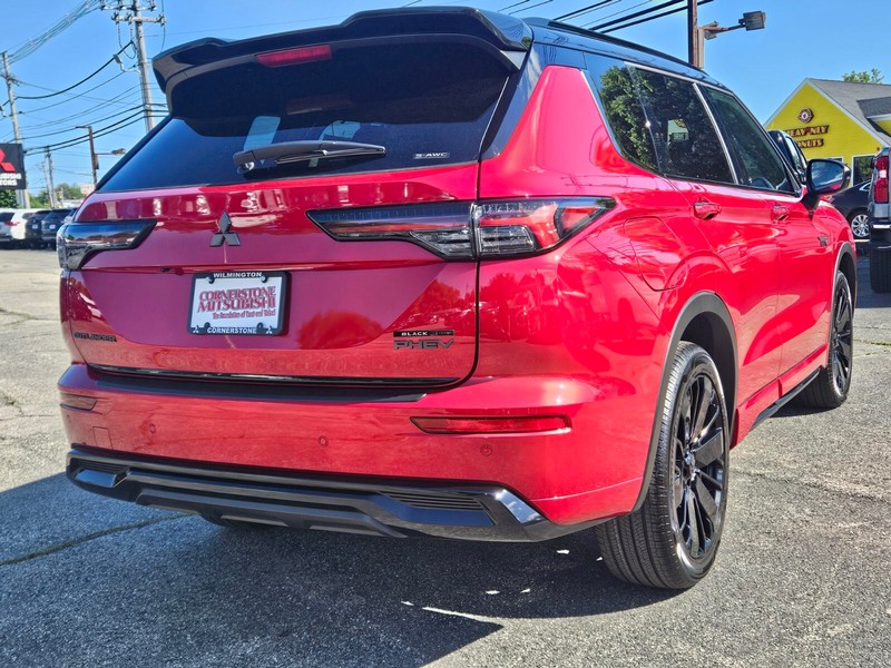 Mitsubishi Outlander Plug-In Hybrid Vehicle Full-screen Gallery Image 06