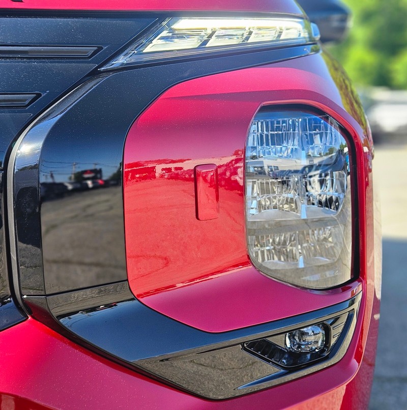 Mitsubishi Outlander Plug-In Hybrid Vehicle Full-screen Gallery Image 10