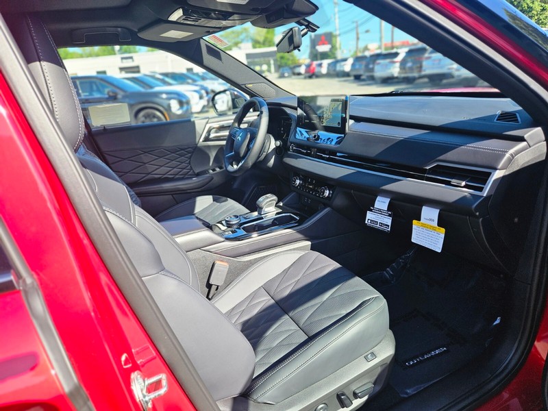 Mitsubishi Outlander Plug-In Hybrid Vehicle Full-screen Gallery Image 11