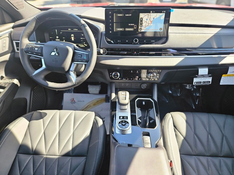 Mitsubishi Outlander Plug-In Hybrid Vehicle Full-screen Gallery Image 12