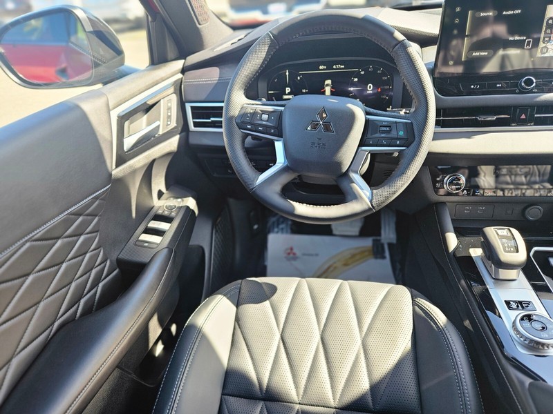Mitsubishi Outlander Plug-In Hybrid Vehicle Full-screen Gallery Image 13