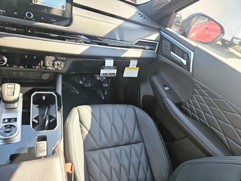 Mitsubishi Outlander Plug-In Hybrid Vehicle Full-screen Gallery Image 14