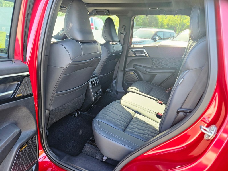 Mitsubishi Outlander Plug-In Hybrid Vehicle Full-screen Gallery Image 15