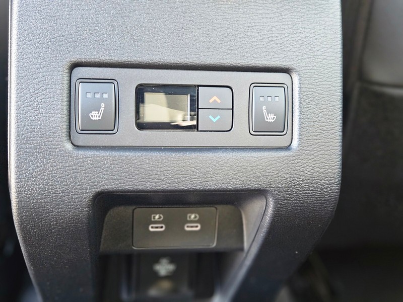 Mitsubishi Outlander Plug-In Hybrid Vehicle Full-screen Gallery Image 16