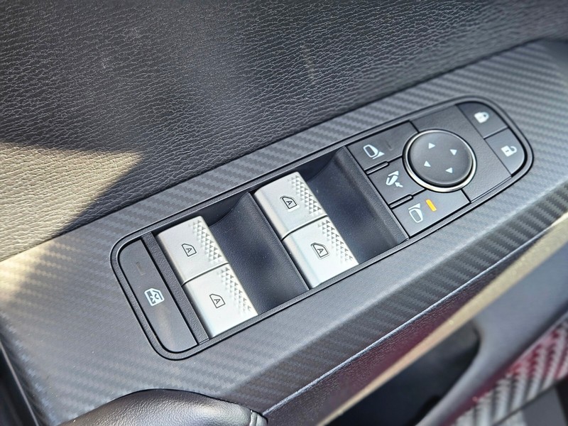 Mitsubishi Outlander Plug-In Hybrid Vehicle Full-screen Gallery Image 17