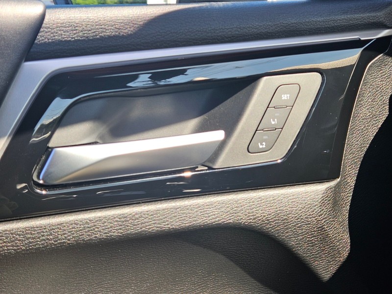 Mitsubishi Outlander Plug-In Hybrid Vehicle Full-screen Gallery Image 18