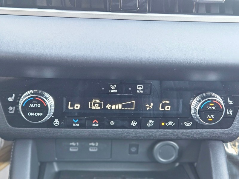 Mitsubishi Outlander Plug-In Hybrid Vehicle Full-screen Gallery Image 20