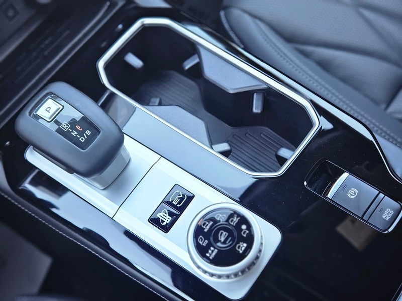 Mitsubishi Outlander Plug-In Hybrid Vehicle Full-screen Gallery Image 21