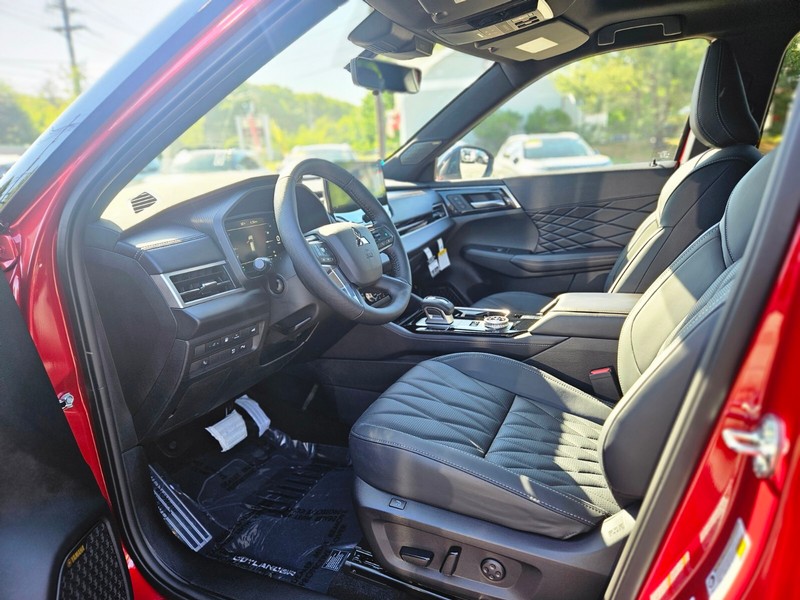 Mitsubishi Outlander Plug-In Hybrid Vehicle Full-screen Gallery Image 24