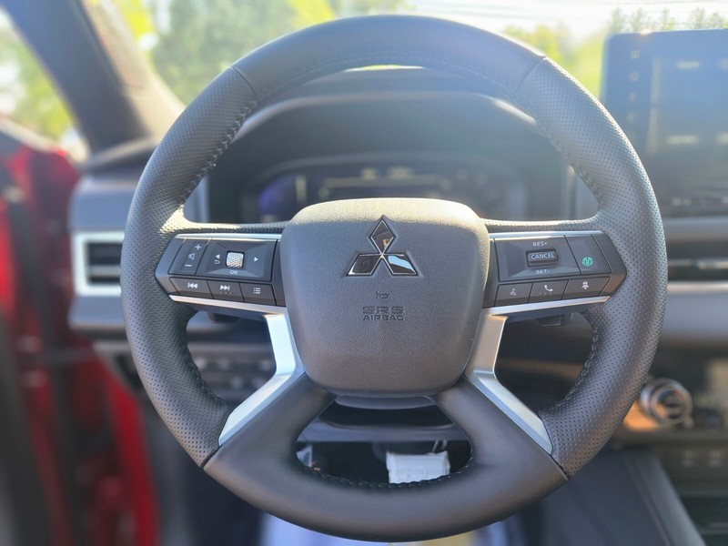 Mitsubishi Outlander Plug-In Hybrid Vehicle Full-screen Gallery Image 25