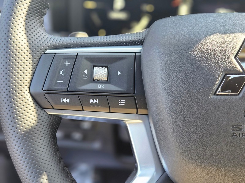 Mitsubishi Outlander Plug-In Hybrid Vehicle Full-screen Gallery Image 26